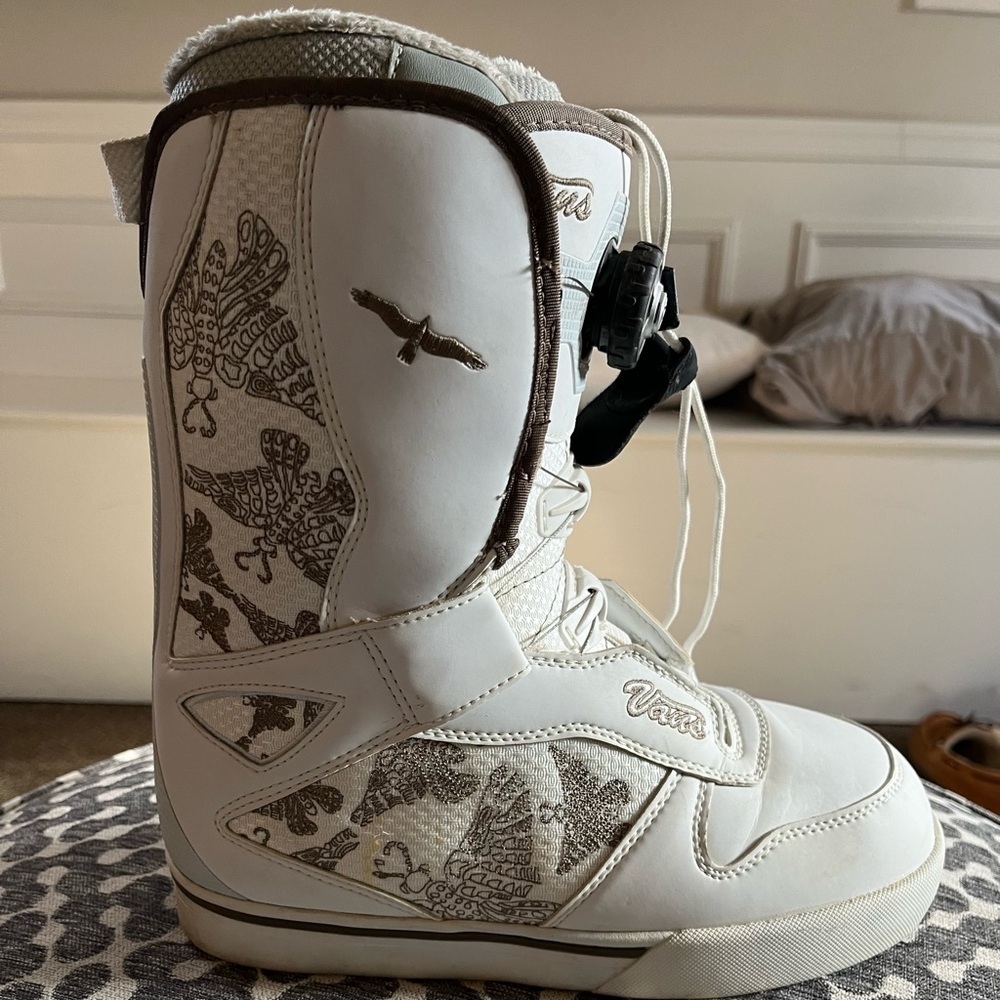 Women’s Vans Snowboard boots size 8.5. VG condition.